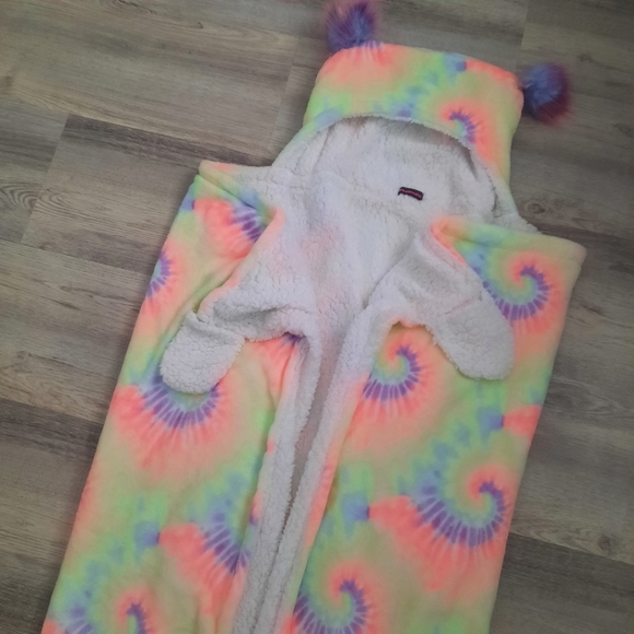 ⭐️SALE⭐️Tie Dyed Hooded Blanket - Picture 4 of 5
